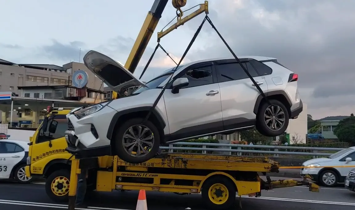 许女因毒驾遭扣车。翻摄画面