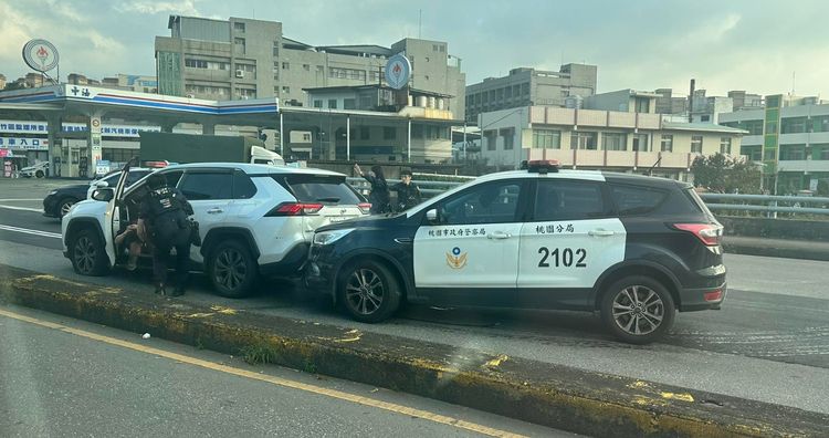 桃園警圍捕毒犯開槍　龜山街頭衝撞！目擊者驚「開了5槍」