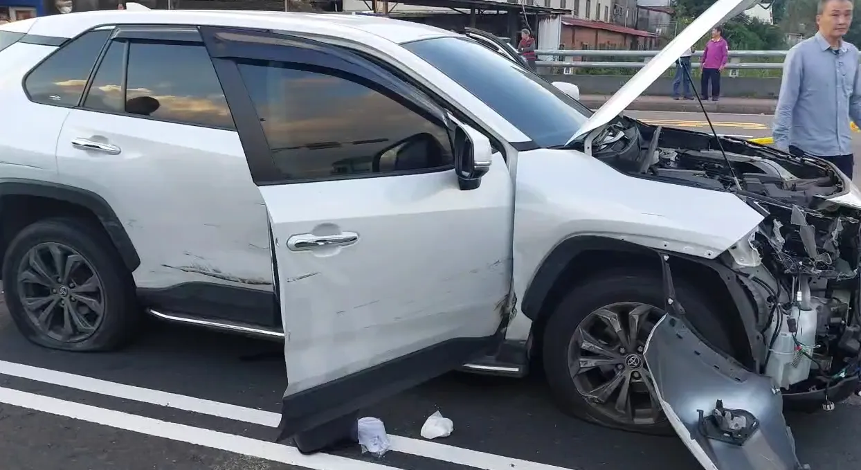 许女驾驶小客车冲撞。翻摄画面