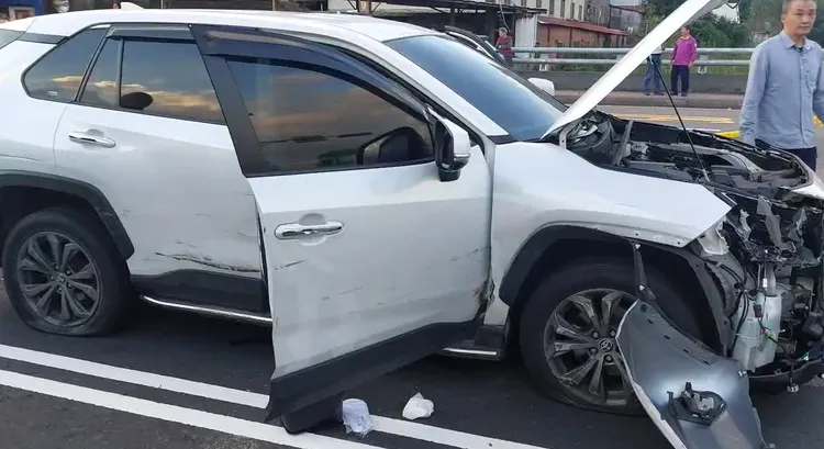 許女駕駛小客車衝撞。翻攝畫面