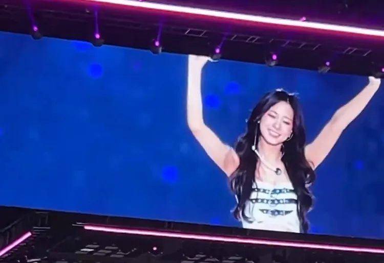 子瑜舉起手接受歡呼，表示「我終於帶我的成員們一起來高雄了」。讀者提供