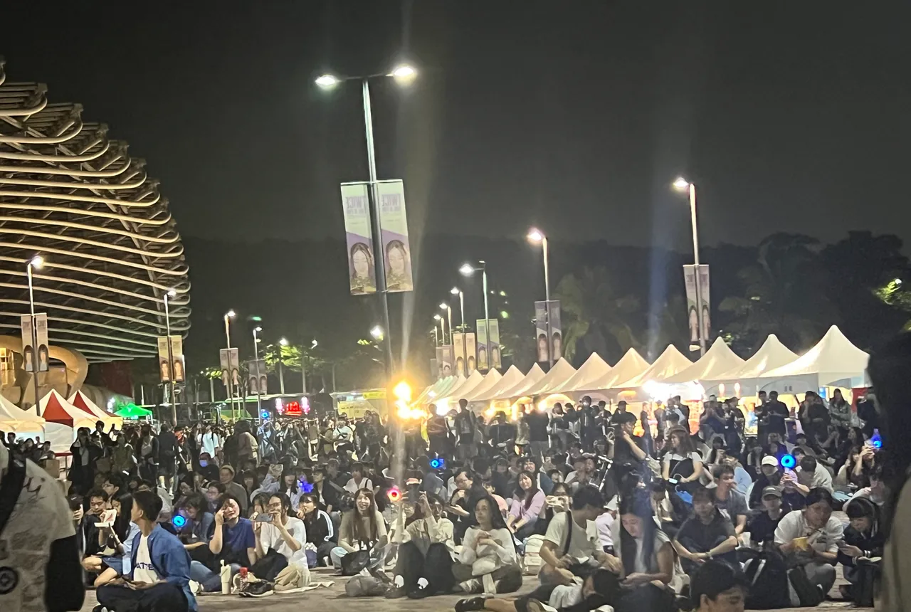 上千人在世运场外听音漏。陈薇安摄