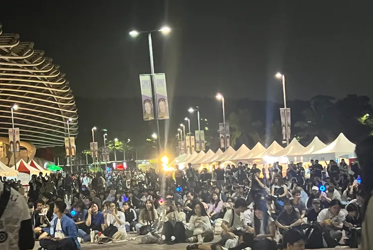 上千人在世運場外聽音漏。陳薇安攝