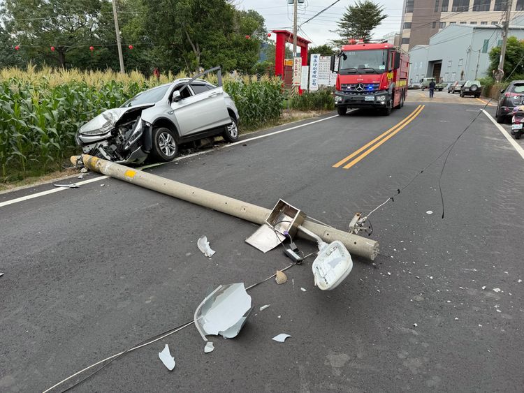 台中男開車就醫返程撞斷電線桿 再被救護車送回原醫院