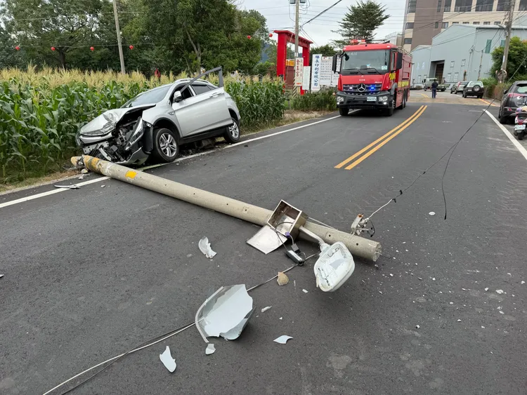 台中男开车就医返家途中撞断电线杆，再被救护车送回原医院，所幸没有大碍。民众提供