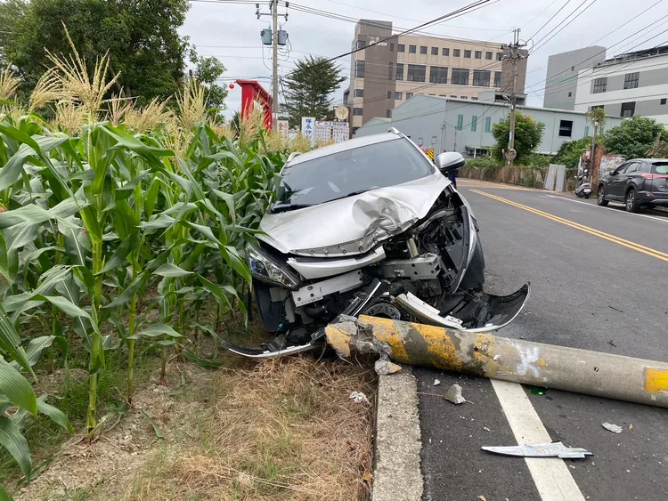 駕駛疑身體不適自撞電線桿。民眾提供