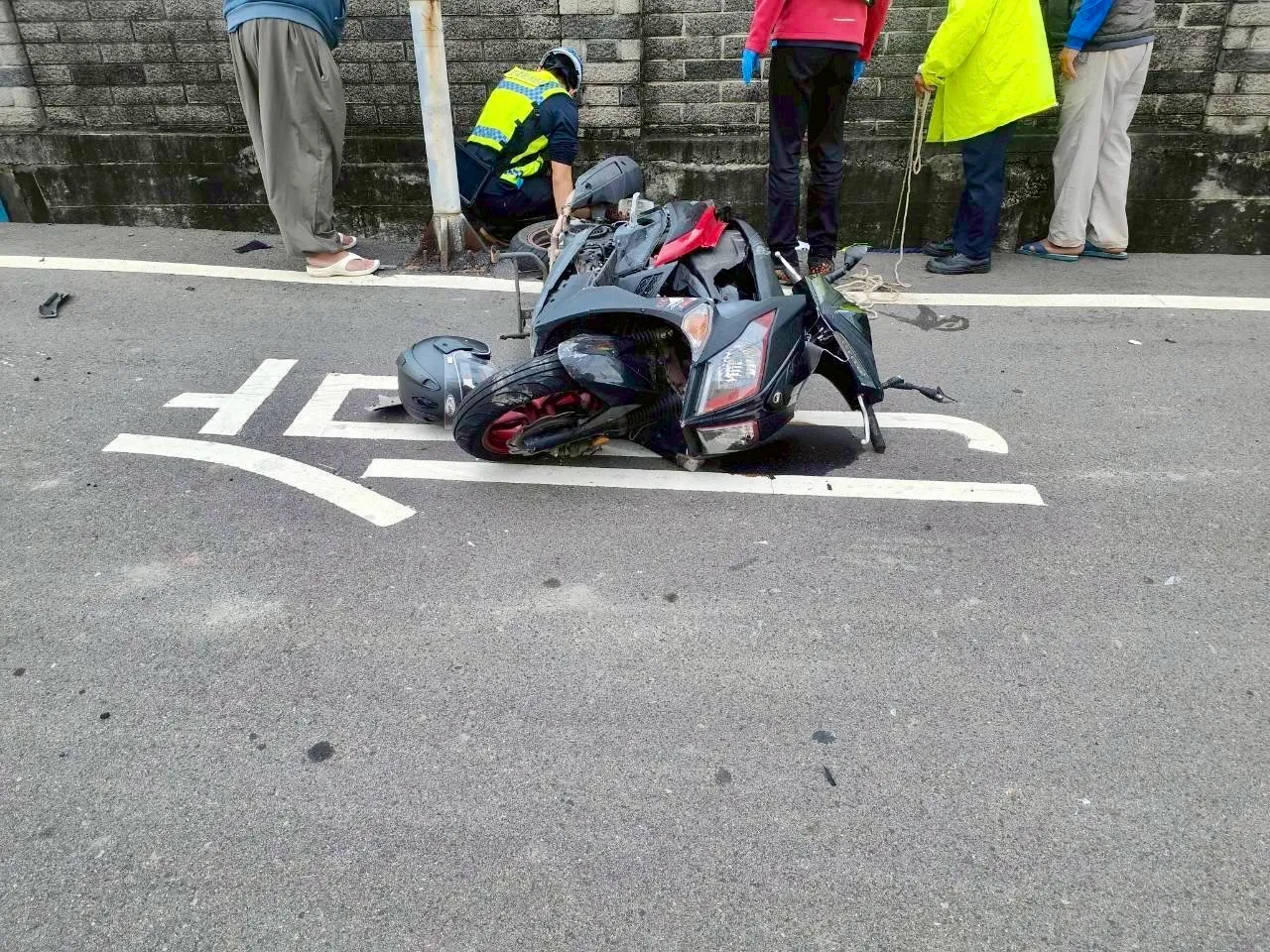 16岁李姓少年无照骑机车。民众提供