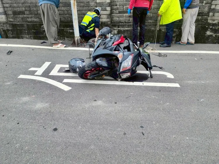 16歲李姓少年無照騎機車。民眾提供