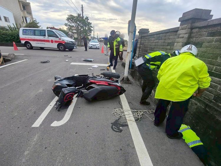 苗栗2機車路口互撞釀2傷　16歲無照少年摔入排水溝昏迷　