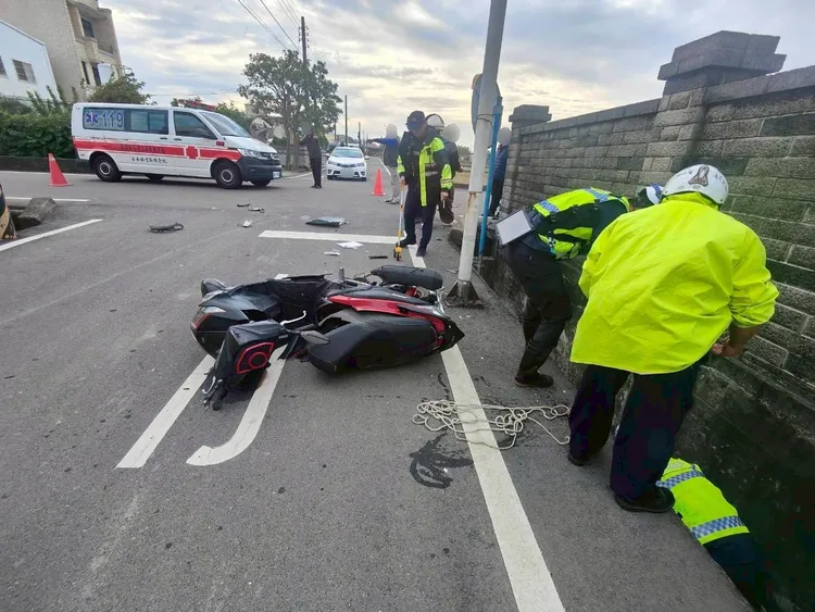 李姓少年骑机车与另辆机车相撞，摔入旁边的排水沟当场昏迷。民众提供