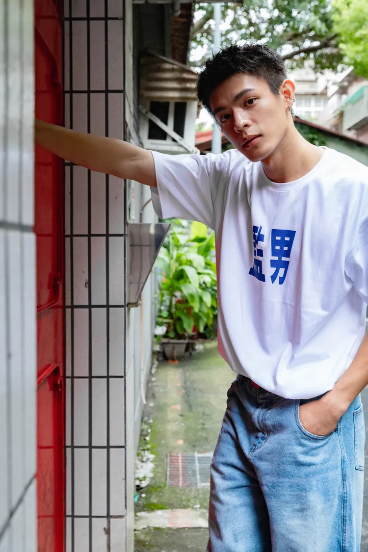 邱以太拍攝《監所男子囚生記》接連掛彩。愛奇藝國際版、壹壹影業提供