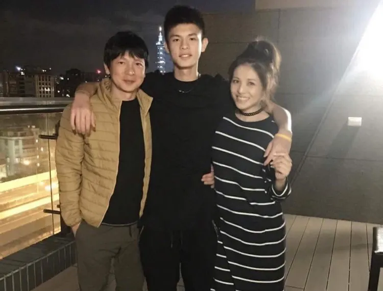 邱以太（中）擔任爸爸高人傑（左）和媽媽林葉亭的和事佬。翻攝自邱以太IG