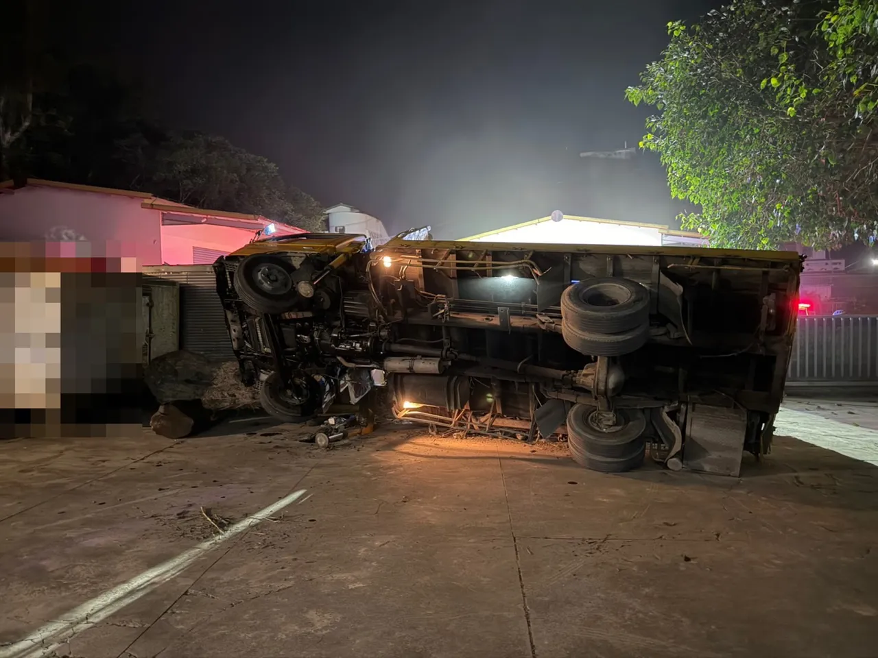 原木滑落到造成大貨車翻覆壓死工人。翻攝畫面