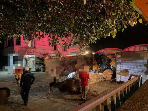 高雄燕巢工地吊挂挂原木滑落！砸倒大货车压死工人