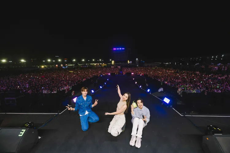 告五人开心与全场观众合影。KKLIVE、混血儿娱乐提供