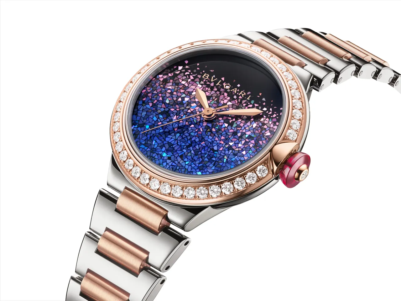 宝格丽Lvcea Notte di Luce腕表，33mm，精钢与玫瑰金表壳，黑色漆艺表盘（镶嵌蓝紫色珍珠母片），抛光与缎面处理精钢与玫瑰金链带，B77自动上链机芯，动力处储存48小时，防水深度50米，限量80只。品牌提供