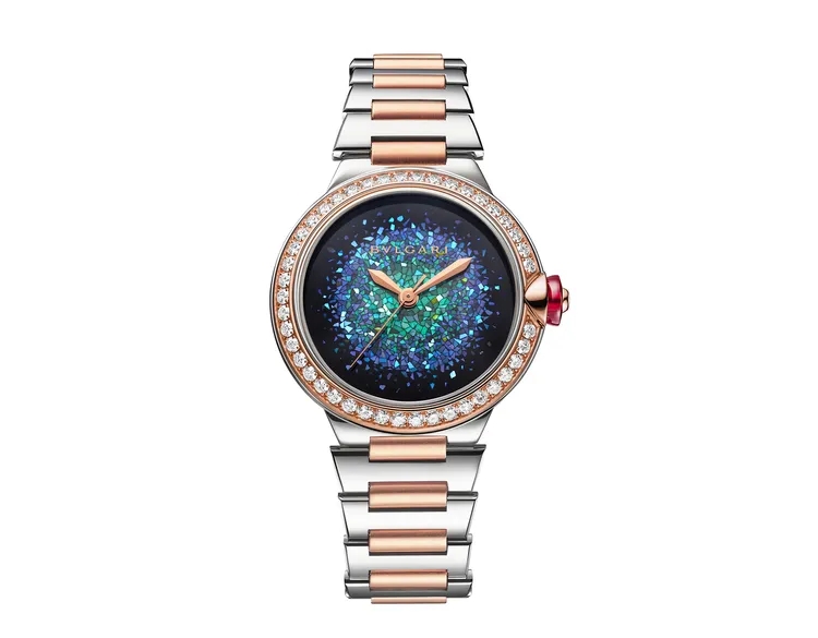 寶格麗Lvcea Notte di Luce腕錶，33mm，精鋼與玫瑰金錶殼，黑色漆藝錶盤（鑲嵌藍綠色珍珠母片），拋光與緞面處理精鋼與玫瑰金鍊帶，B77自動上鍊機芯，動力處儲存48小時，防水深度50米，限量80只。品牌提供