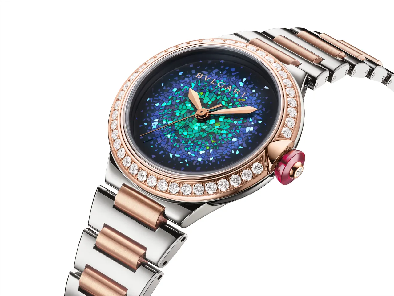 宝格丽Lvcea Notte di Luce腕表，33mm，精钢与玫瑰金表壳，黑色漆艺表盘（镶嵌蓝绿色珍珠母片），抛光与缎面处理精钢与玫瑰金链带，B77自动上链机芯，动力处储存48小时，防水深度50米，限量80只。品牌提供