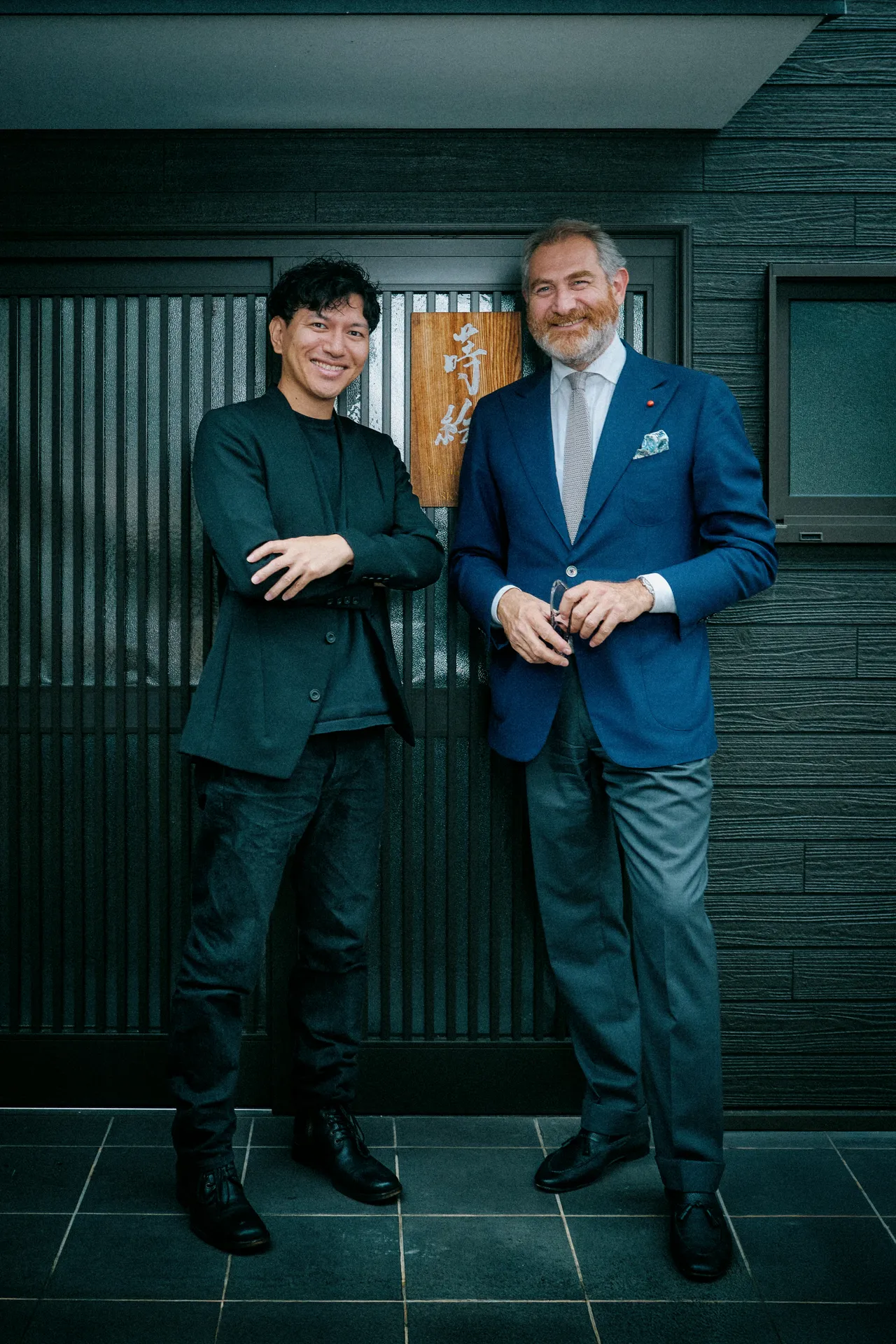 日本漆艺大师浅井康宏（左），与宝格丽腕表产品设计执行总监Fabrizio Buonamassa Stigliani。品牌提供