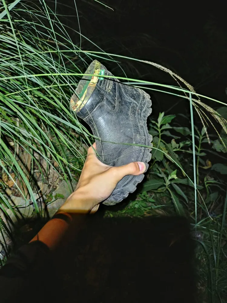 今天凌晨先找到失蹤者的雨鞋。民眾提供