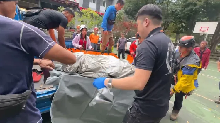 搜救人員找到失蹤者後，花了5個小時才將遺體運下山。民眾提供