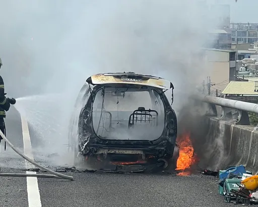 五杨高架桃园路段火烧车！　驾驶急停路肩逃生