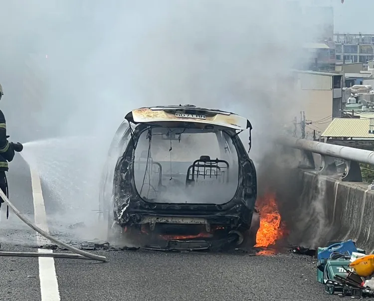 火烧车。国道警方提供