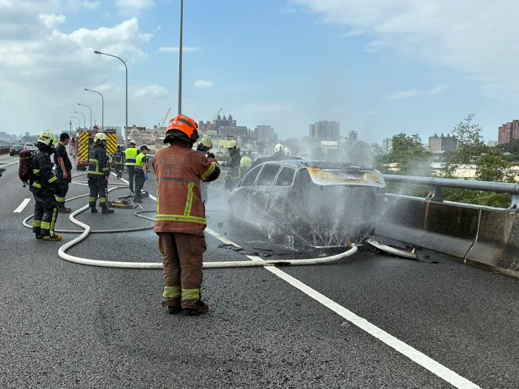 消防人員灌救。國道警方提供