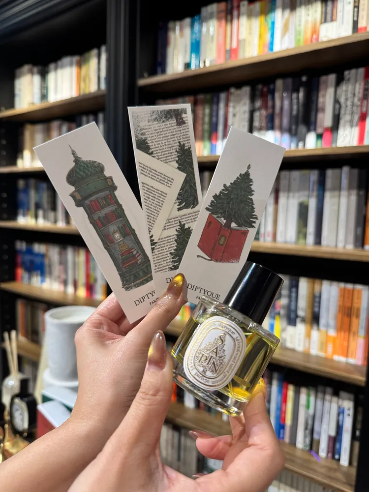 聖誕期間可獲得的香水變色書籤。張家玲攝