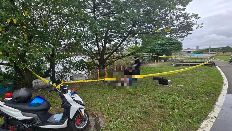 警封锁现场调查。翻摄画面