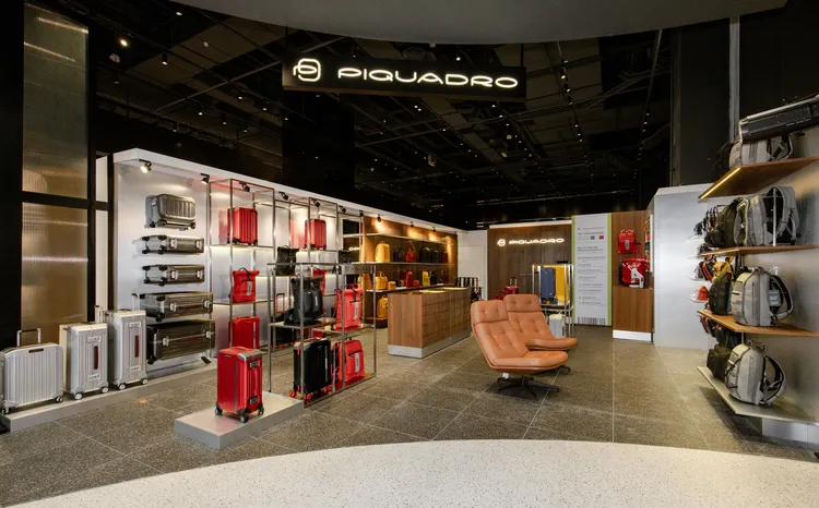 震撼上市！PIQUADRO x Ducati第二波联名登场！限量铝箱、黑红背包帅到炸　义式速度美学飙进城市