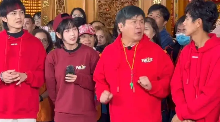 今天录影，篮篮（左二）与胡瓜（右二）互动良好。读者提供