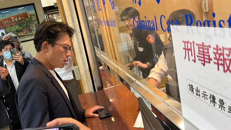 黄国昌今天二度到北检为被控集游法案应讯。张钦摄