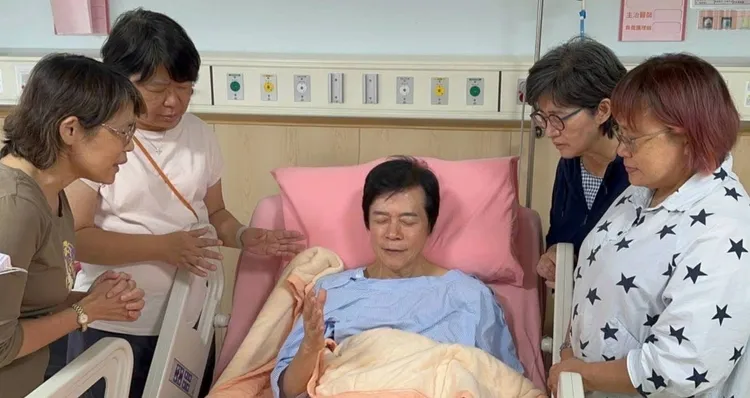 洪荣宏（中）日前住院动手术，教友围绕帮他祝祷集气。摘自脸书