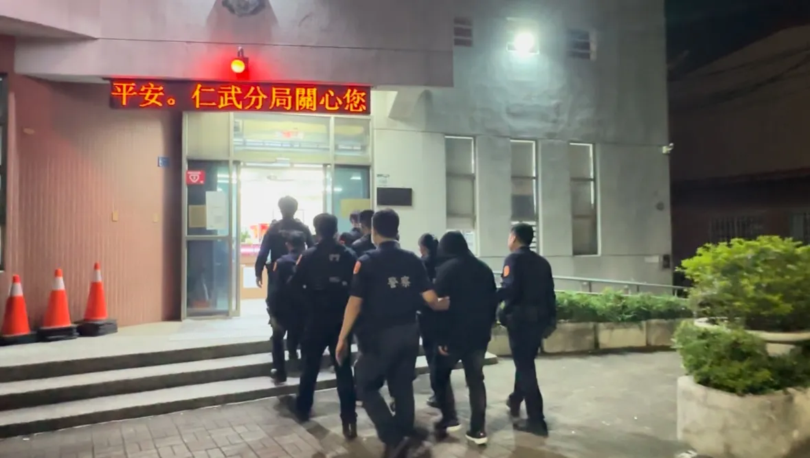 警方漏夜追查，将动手伤人的杨男等4人逮捕，询后依杀人未遂等罪送办。翻摄照片