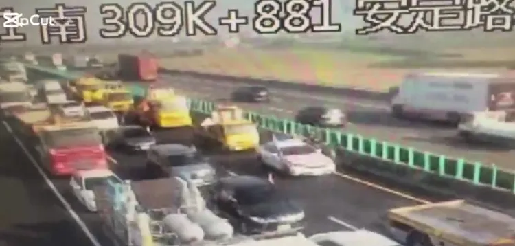 事故現場回堵數公里，國道景呼籲用路人提前改道。翻攝畫面