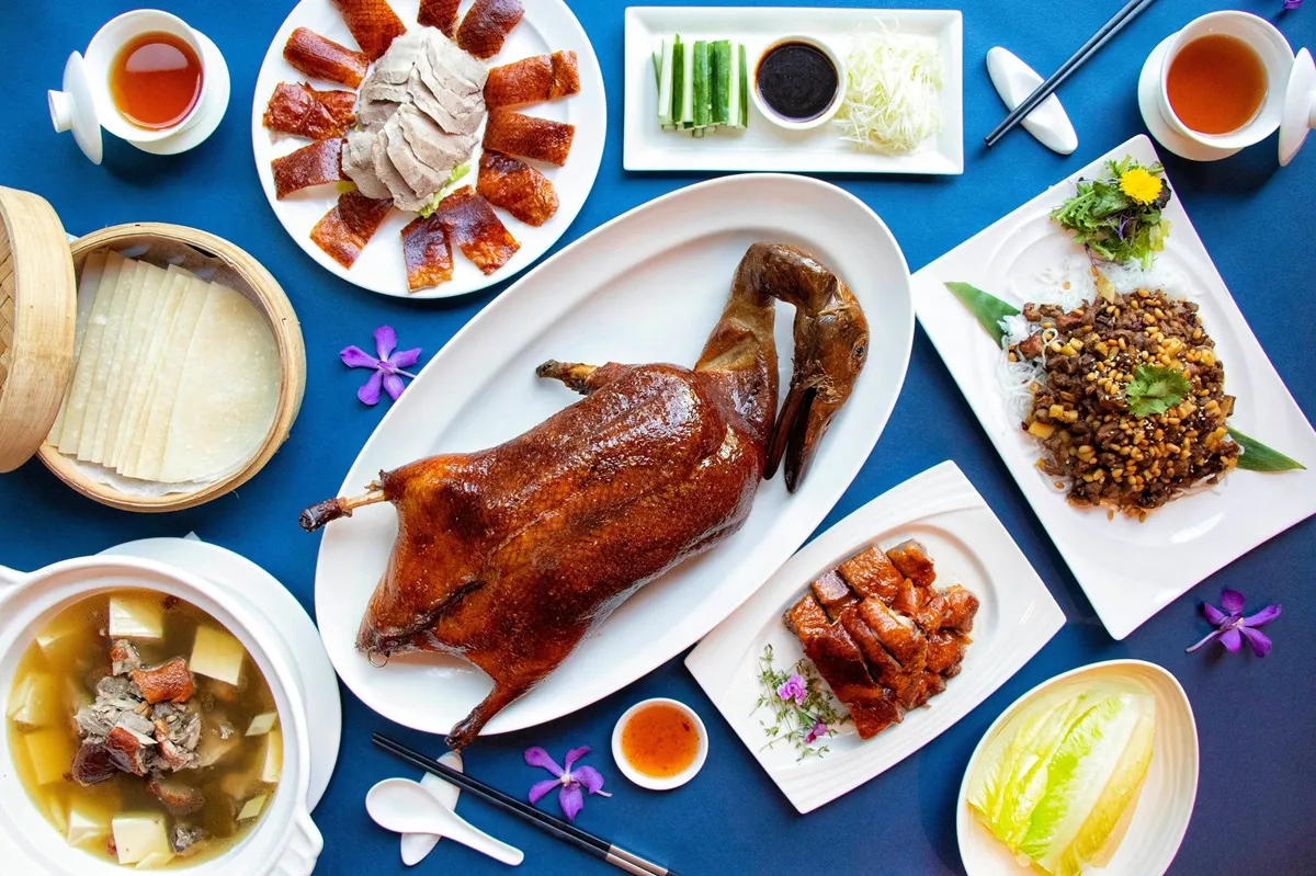 「万丽轩中餐厅」献上「招牌窑烤片皮鸭二食券」，4 人份优惠价仅 1399 元（原价 2860 元），超杀快闪优惠每日限量100张。台北士林万丽酒店提供