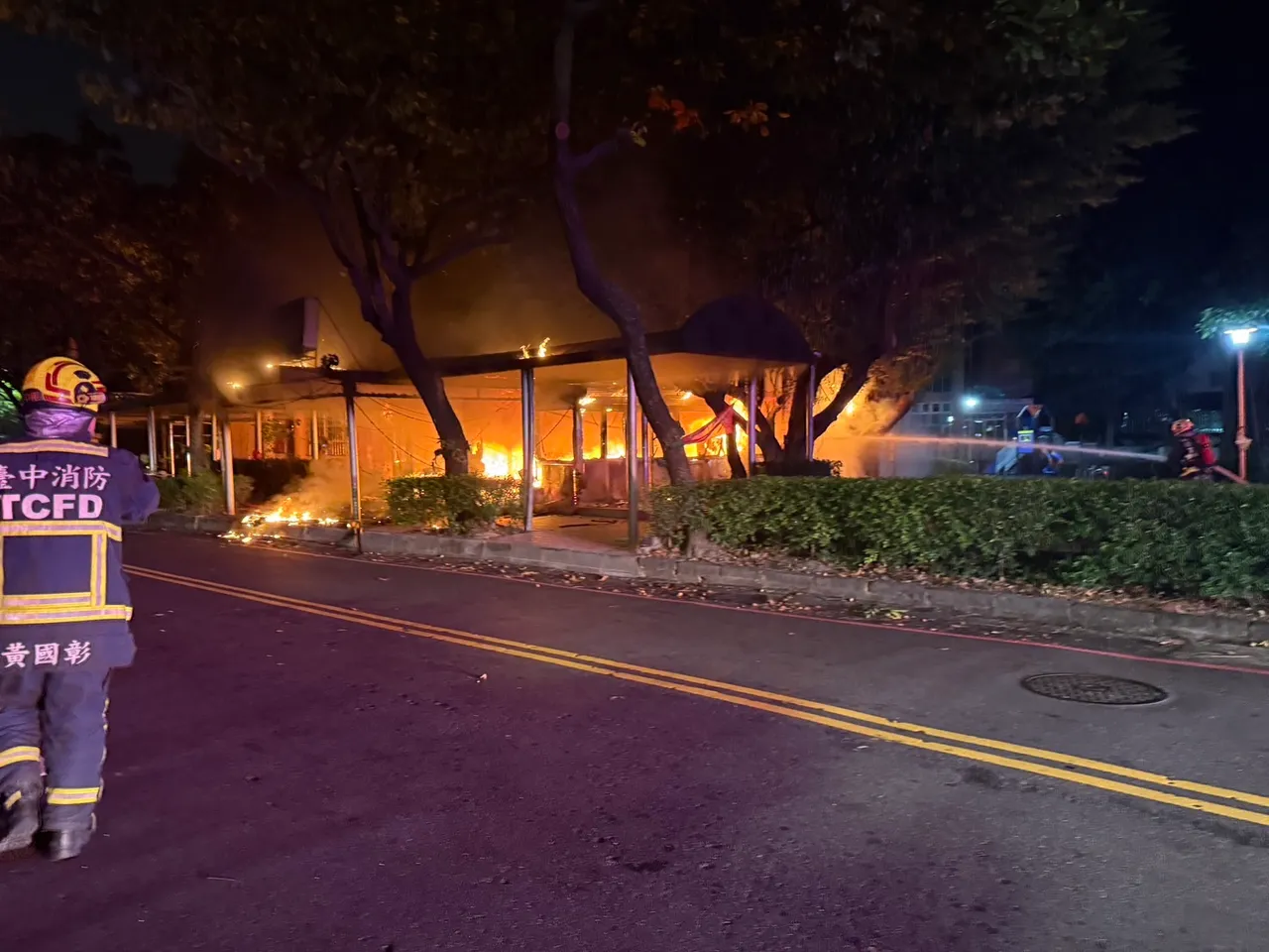 消防人员到场时，土地公庙已全面燃烧。民众提供