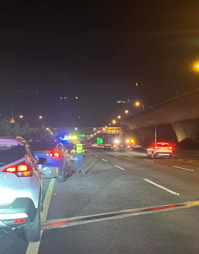 至少8車遭殃。翻攝自yi_0216