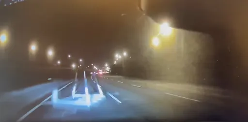 国道46.4K深夜惊魂！车道上吓见「血滴子」　8驾驶闪避不及撞上