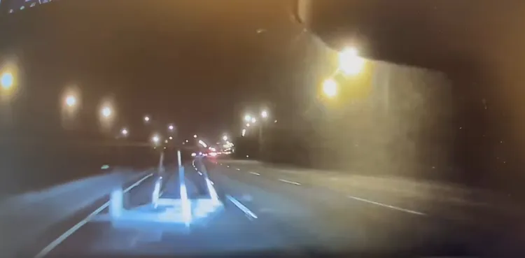 国道46.4K内侧车道上的铁架，害至少8车不慎撞上。翻摄自yi_0216
