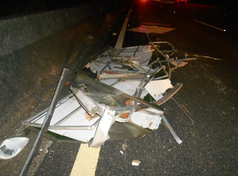 掉落于车道上的铁架。翻摄画面