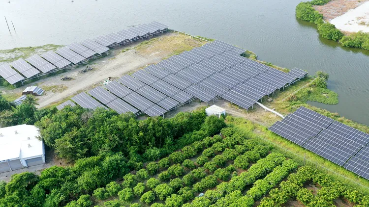 「光電三法」立院三讀，未來水庫等大型水面設光電需環評
。太陽光電產業永續發展協會提供