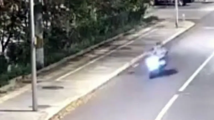 馮男騎車連摔6次喪命。翻攝自《北京時間》