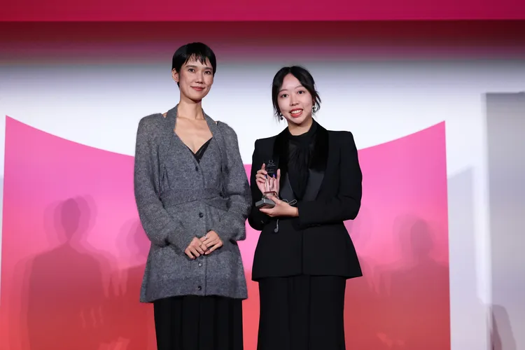 陈莉璇（右）以《保密例外》荣获东京国际影展「亚洲学生短片竞赛单元」评审团特别奖，与评审、颁奖贵宾冈本多绪（左）合影。文化部提供