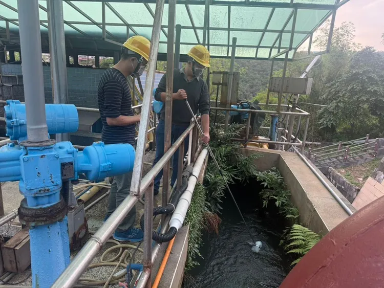 環保局啟動緊急應變與稽查作業，檢驗淨水場水質。台灣自來水公司