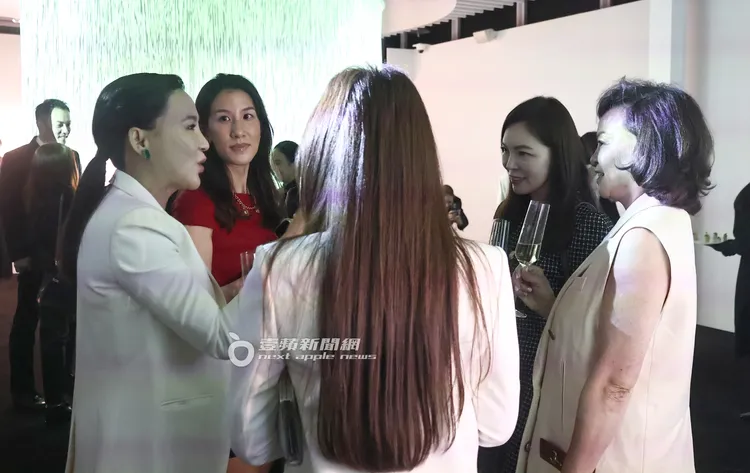 曾馨瑩（右2）認真聽著Cindy Chao分享珠寶製作過程。特勤中心