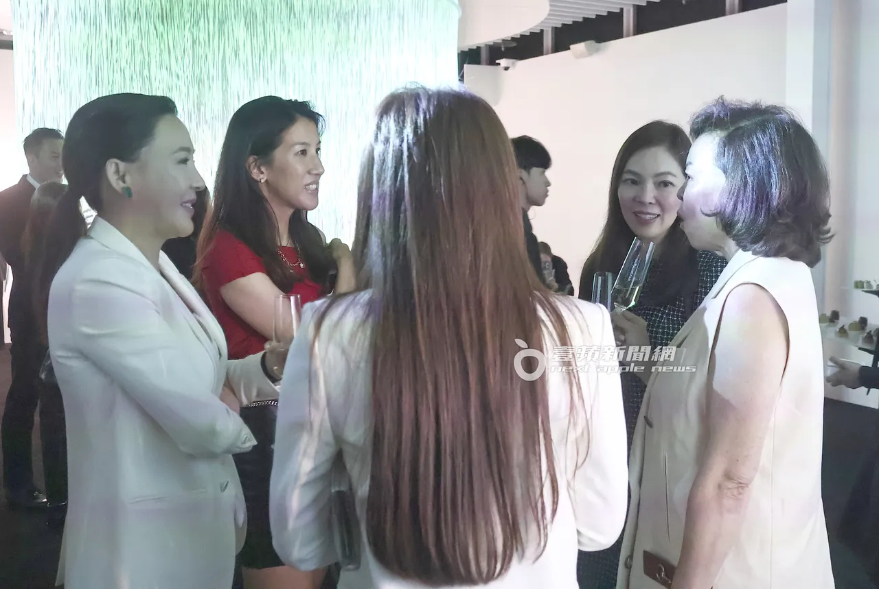 Cindy Chao(左)与夫人曾馨莹(右2)和其他好友们举著酒杯交谈育儿经。特勤中心摄