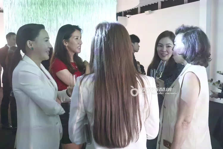 Cindy Chao（左）與夫人曾馨瑩（右2）和其他好友們舉著酒杯交談育兒經。特勤中心攝