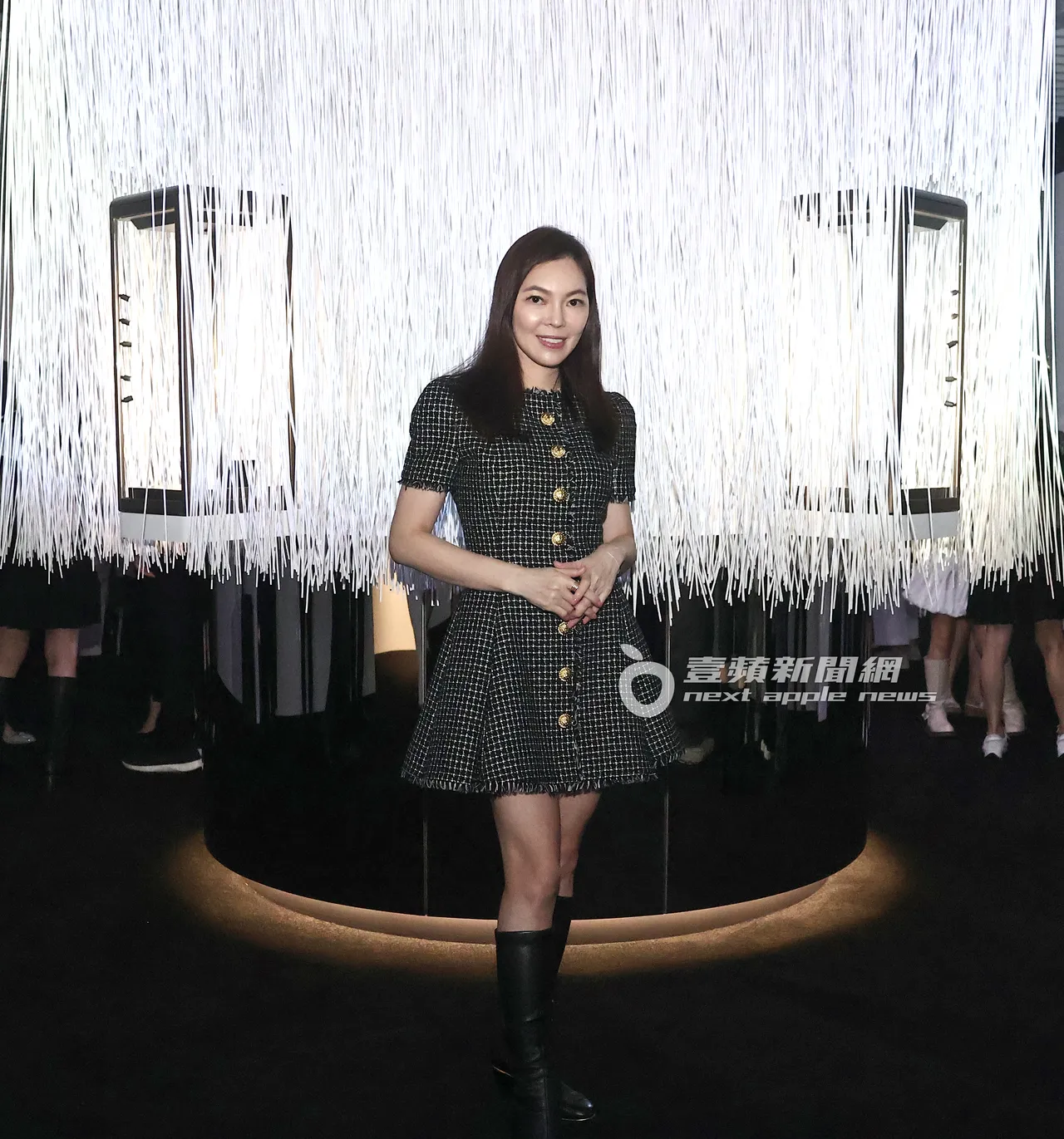 郭台铭夫人曾馨莹著格子相间的连身洋装,出席由Cindy Chao举办的珠宝展。特勤中心摄